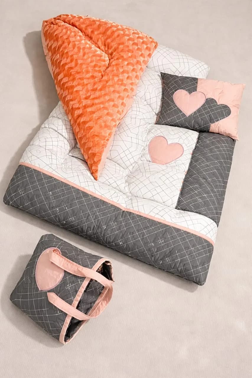 Sweet Hearts – 3-Piece Quilted Bedding Set with Matching Tote Bag